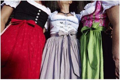 Một điểm nữa khiến lễ hội bia tại Đức trở nên đặc biệt chính là ở bộ trang phục truyền thống mà người tham gia lễ hội mặc trên mình. Phụ nữ mặc 1 loại váy có đeo 1 mảnh vải như tạp dề trước bụng với nhiều màu sắc và hoa văn sặc sỡ, hay còn gọi là Dirndl-Schleife. Đàn ông mặc 1 loại quần lửng, có quai đeo (hoặc không), hay còn gọi là Lederhosen.